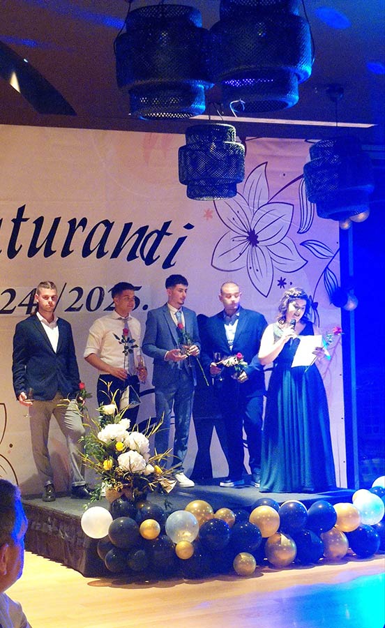 I maturandi della Da Vinci festeggiano il loro ballo a Monterosso