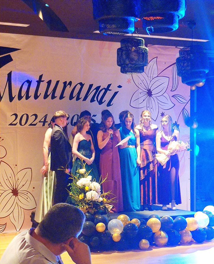 I maturandi della Da Vinci festeggiano il loro ballo a Monterosso
