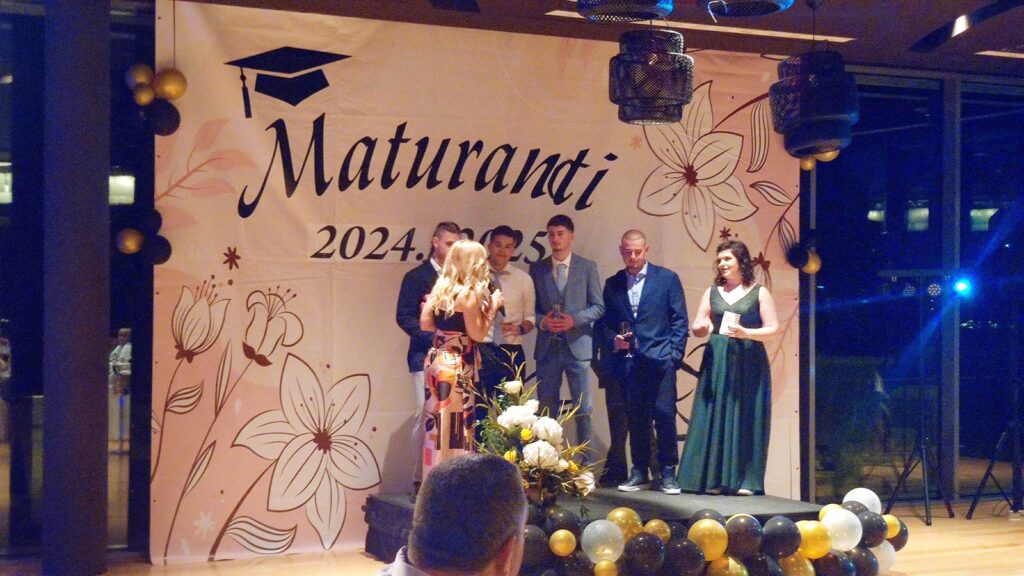 I maturandi della Da Vinci festeggiano il loro ballo a Monterosso