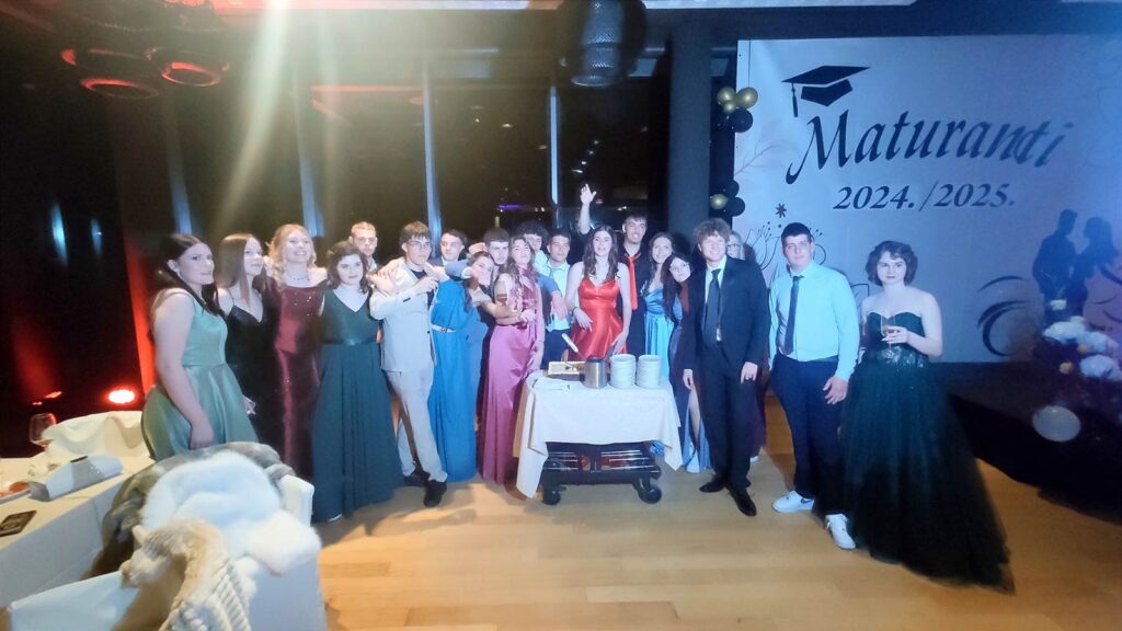 I maturandi della Da Vinci festeggiano il loro ballo a Monterosso