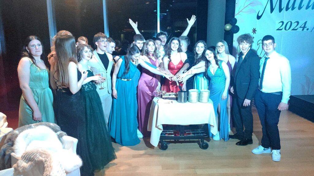 I maturandi della Da Vinci festeggiano il loro ballo a Monterosso