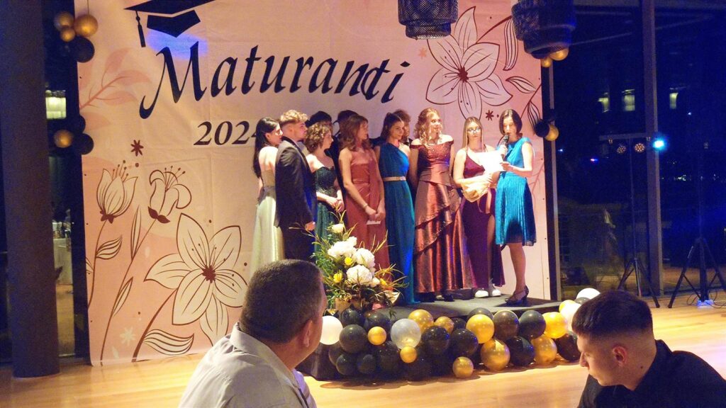 I maturandi della Da Vinci festeggiano il loro ballo a Monterosso