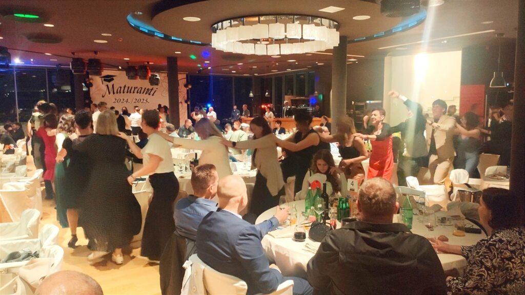 I maturandi della Da Vinci festeggiano il loro ballo a Monterosso