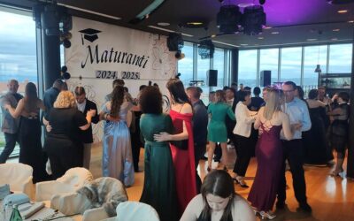 I maturandi della Da Vinci festeggiano il loro ballo a Monterosso